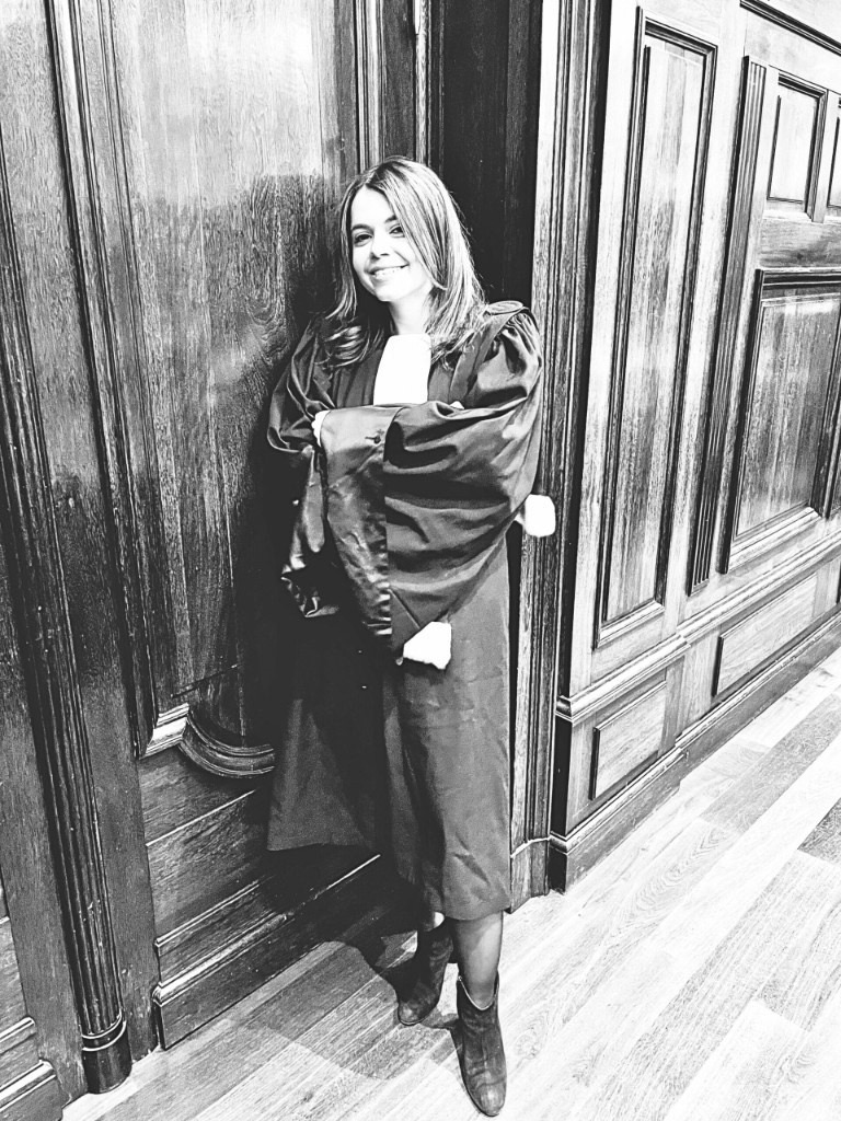 Maître Clara Anidjar en robe d’avocate